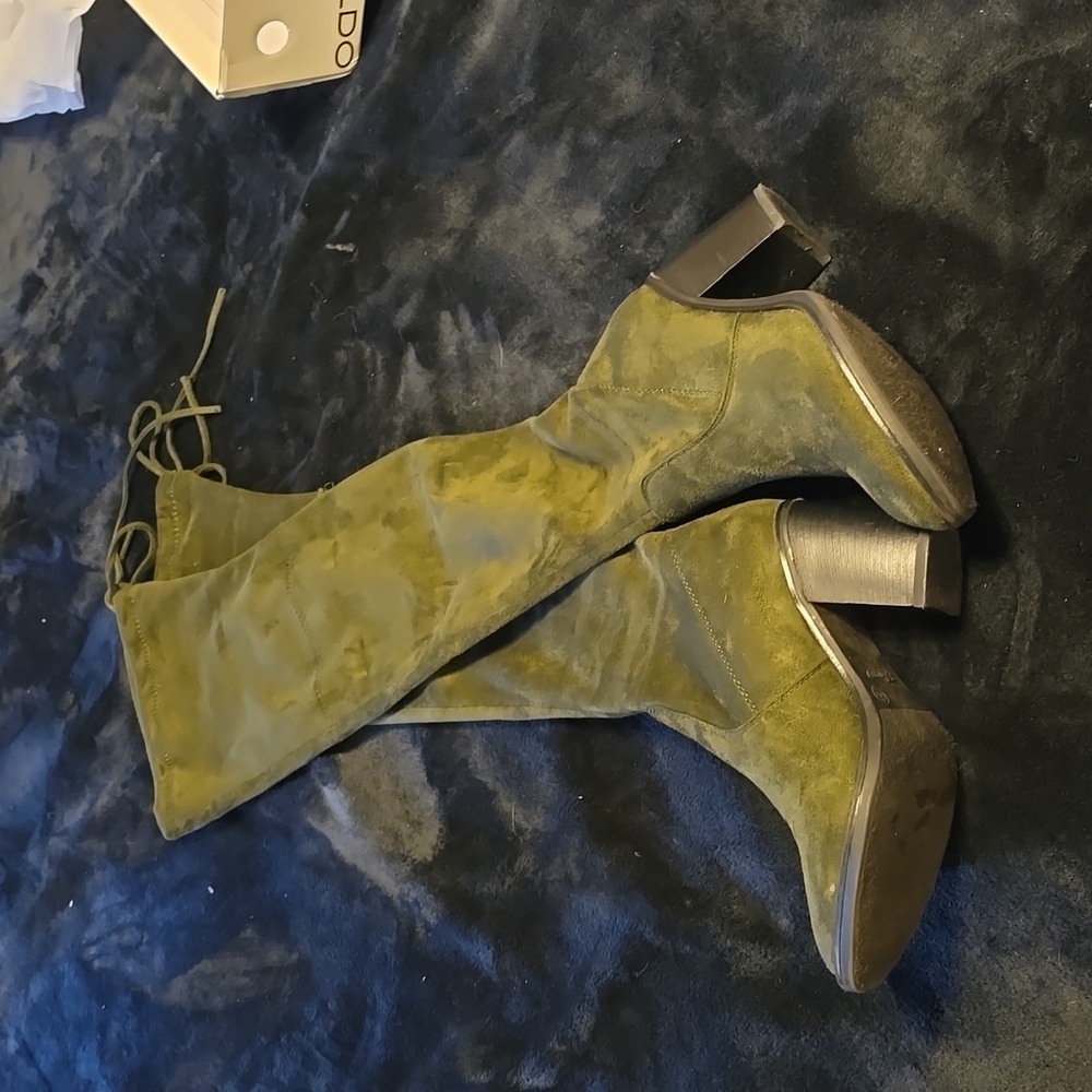 Knee boots